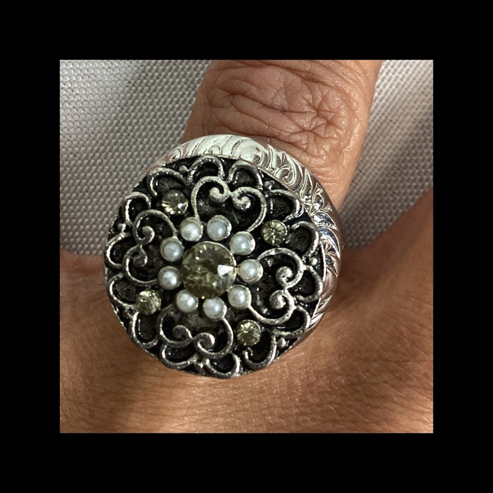 Elegant Silver and Black Filigree Ring
